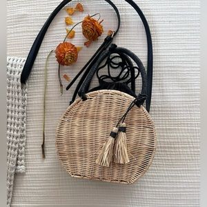 Women’s woven straw bag w handles and adjustable strap